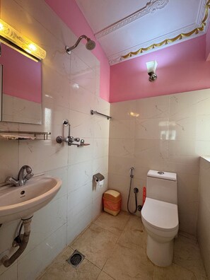 Shower, free toiletries, hair dryer, towels - 555 Home Stay and Restaurant (Burhanilkantha)