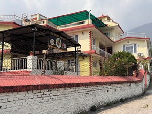 Exterior - 555 Home Stay and Restaurant (Burhanilkantha)