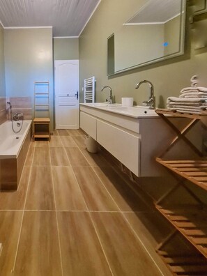 Bathroom - Vrbo Property (Saint-Nazaire-de-Valentane)