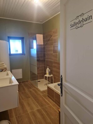 Hair dryer, towels, soap, toilet paper - Charming gîte with private pool, fenced grounds. Dogs welcome. Quiet! (Saint-Nazaire-de-Valentane)