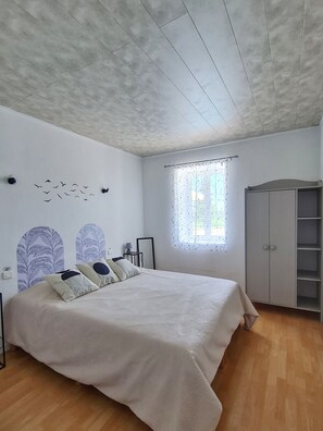 Room - Vrbo Property (Saint-Nazaire-de-Valentane)