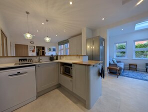 Fridge, microwave, oven, stovetop - Allenbrook Holiday Rental (Colwyn Bay)