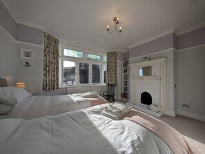 Iron/ironing board, Internet, bed sheets - Allenbrook Holiday Rental (Colwyn Bay)