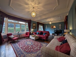 TV, fireplace - Allenbrook Holiday Rental (Colwyn Bay)