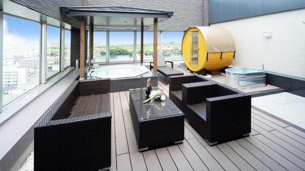A rooftop terrace with wicker furniture, a hot tub, and a sauna. - Hotel Bvljua -leisure hotel- Adults Only (Kurume)