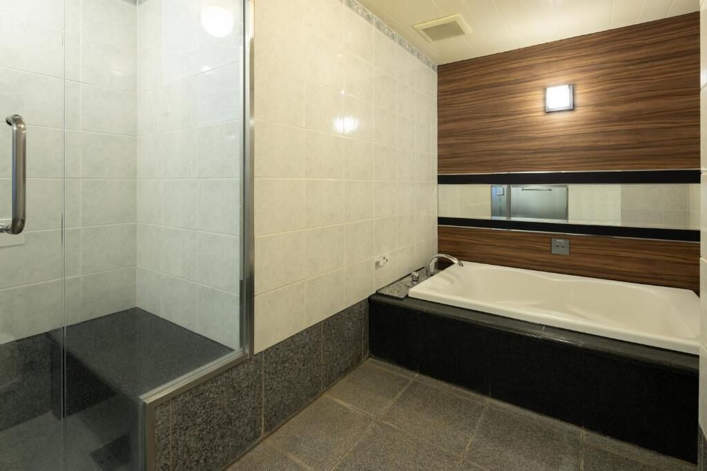 Comfort-Zweibettzimmer, Stadtblick | Badezimmer | Badewanne und Dusche (separat), Haartrockner, Handtücher, Shampoo