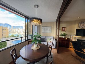 TV, fireplace, books - Nice Stay Trinosol II Apartment (Benidorm)