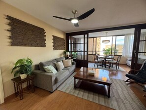 TV, fireplace, books - Nice Stay Trinosol II Apartment (Benidorm)