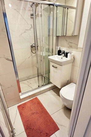 Bathroom - Golden Escape 3 rooms apart (Warsaw)