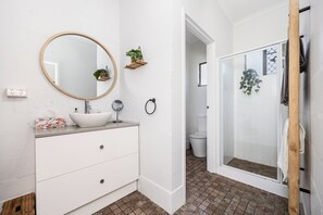 Bathroom - Opal Sands: Steps from the Beach. (HERVEY BAY)