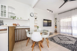 Dining - Opal Sands: Steps from the Beach. (HERVEY BAY)