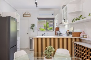 Private kitchen - Opal Sands: Steps from the Beach. (HERVEY BAY)