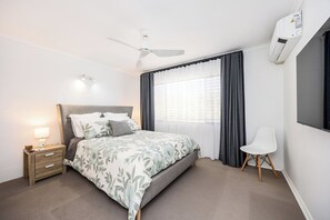 Room - Opal Sands: Steps from the Beach. (HERVEY BAY)