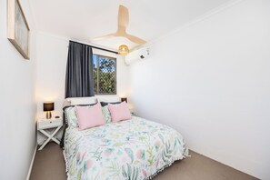 Room - Opal Sands: Steps from the Beach. (HERVEY BAY)