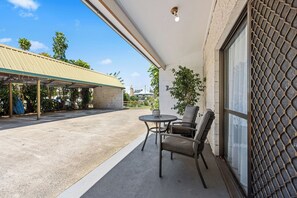 Outdoor dining - Opal Sands: Steps from the Beach. (HERVEY BAY)