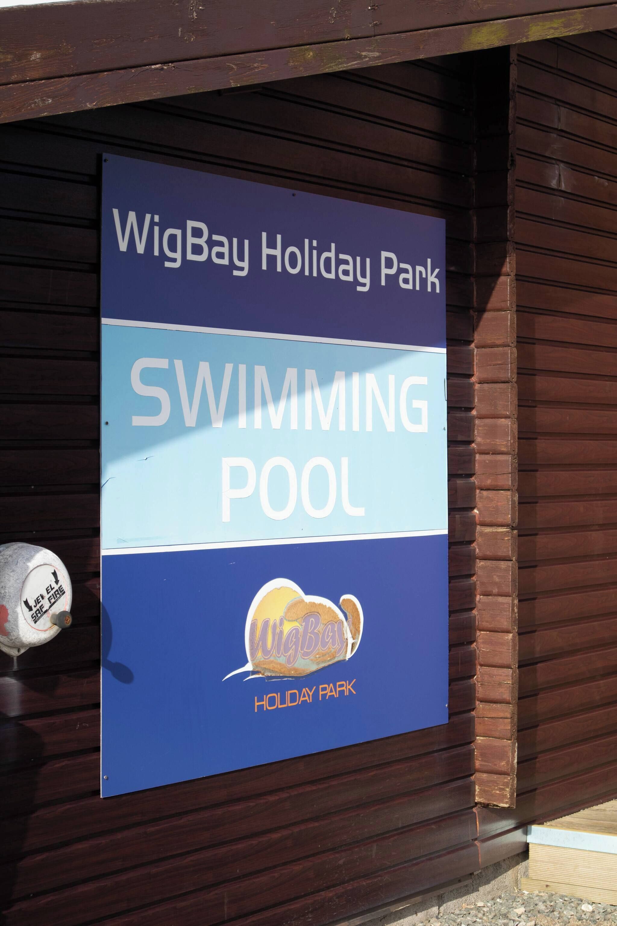 Naamplaatje voor het zwembad van WigBay Holiday Park.