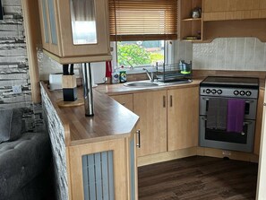 Fridge, microwave, oven, stovetop - Cozy 2-Bedroom Mobile Home in Kirkcolm with Sea Views (Kirkcolm)