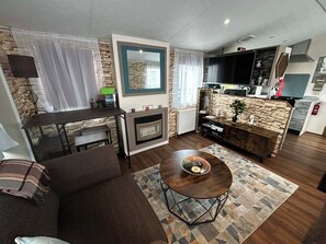 TV, peis og bøker
