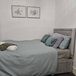 Room - Cozy Room • Quick Central London Access (Greater London)