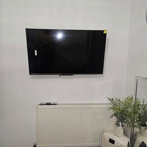 Interior - Cozy Room • Quick Central London Access (Greater London)