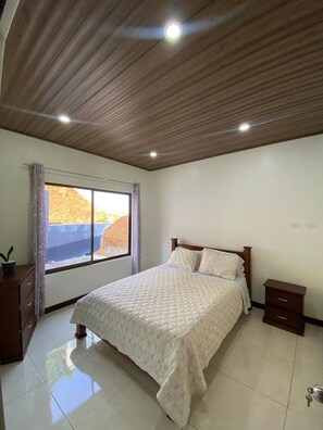3 dormitorios, tabla de planchar con plancha, Internet y ropa de cama