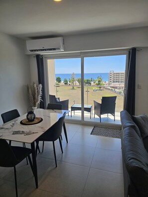 Dining - Stunning new beachfront condo 9th floor ocean view (Jacó)