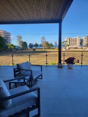 Terrace/patio - Stunning new beachfront condo 9th floor ocean view (Jacó)