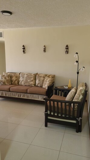 TV - Family-Friendly Condo with Pool view, Walk to Jaco Beach (Jaco)