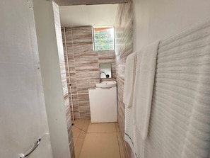 Bathroom - Beautiful 2-Bedroom House close to Matei-Taveuni, perfect for relaxing getaways (Matei)
