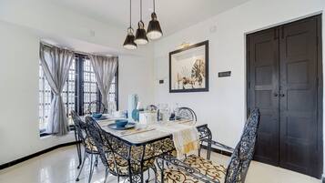 Deluxe Villa | Dining