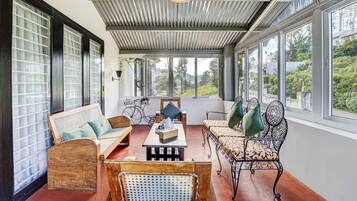 Deluxe Villa | Living area