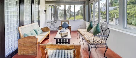 Deluxe Villa | Living area