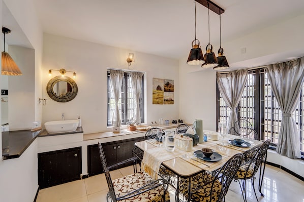 Vila Deluks | Tempat makan