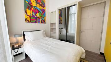 Iron/ironing board, WiFi, bed sheets