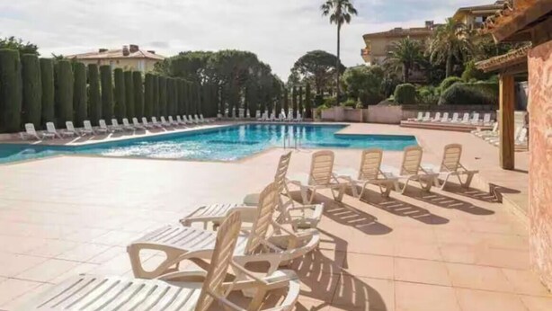 Area piscina con lettini e vista sull'oceano.