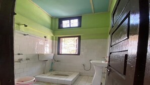 Un bagno con il water, un lavandino e una finestra.