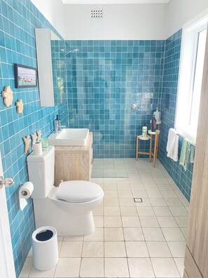 Bathroom - Home with spectacular views of Lake Illawarra (Lake Heights)