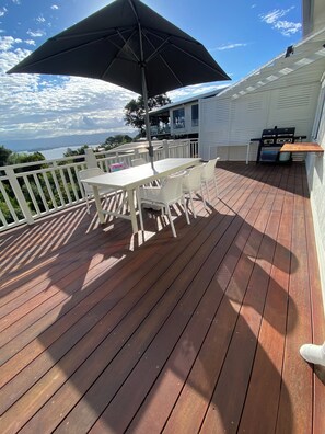 Outdoor dining - Home with spectacular views of Lake Illawarra (Lake Heights)