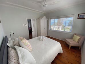 Room - Home with spectacular views of Lake Illawarra (Lake Heights)