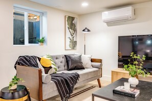 Smart TV - AC / New Remodel / In-Unit Laundry / Cap Hill (Seattle)