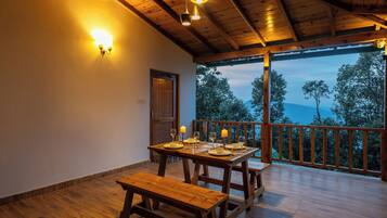 Classic Cottage | Outdoor dining