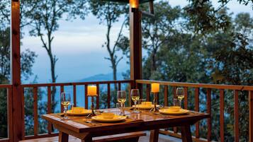 Classic Cottage | Outdoor dining
