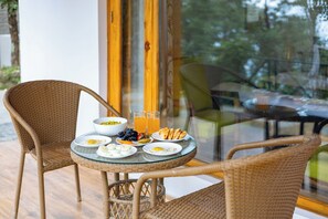 Cottage Deluks | Tempat makan outdoor