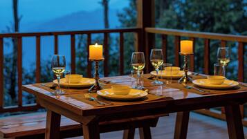 Classic Cottage | Outdoor dining