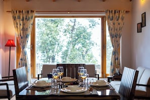 Deluxe Cottage | Dining