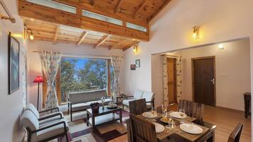 Deluxe Cottage | Dining