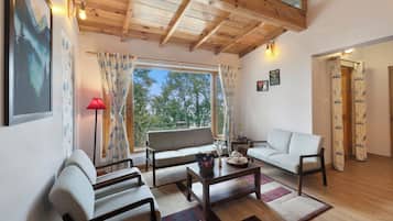 Deluxe Cottage | Living area