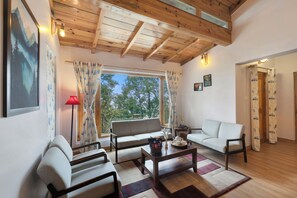 Deluxe Cottage | Living area