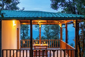 Classic Cottage | Outdoor dining - Alaya Stay Hill Home Petfriendly Cottage (Kosiyakutoli)