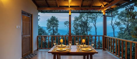 Classic Cottage | Outdoor dining